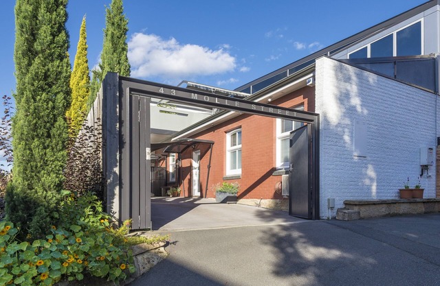 A trendy studio apartment: an easy stroll to CBD, Salamanca Market & waterfront!