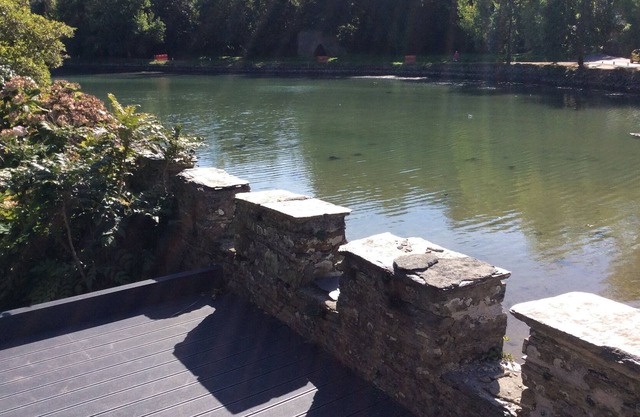 A unique hideaway by the Salcombe estuary with parking & private garden.