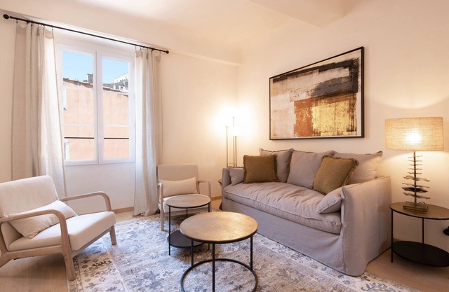 A Wonderful 2-BR next to the Senequier - Heart of Saint Tropez