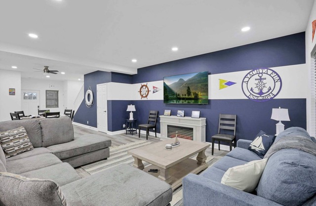 A Yachta fun: Spacious + Hot Tub, 2 Blocks to Lake