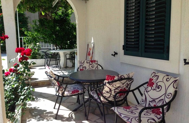 Apt Patio Min The Beach Duće 