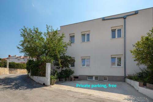 A2 apt near beach w patio parking and grill