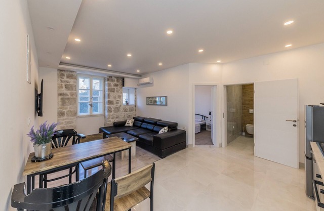 A2 - spacious apt on seafront with the sea view