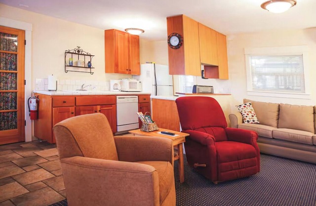 Abbott's Cottages- The Heron. One bedroom cottage just two blocks to downtown