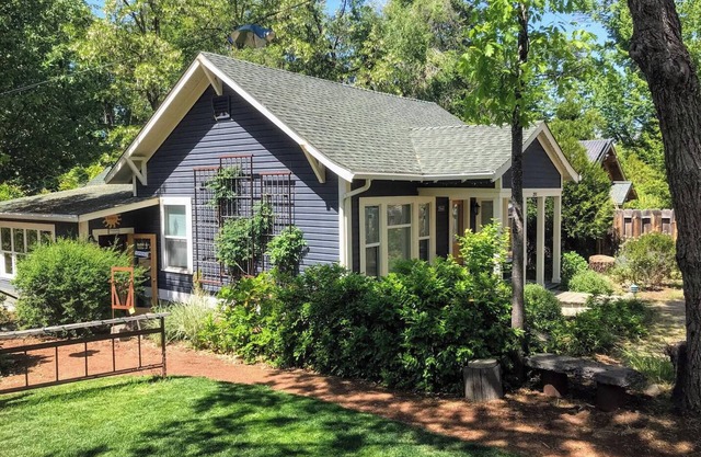 Abbott's Cottages- The Raven. Two bedroom cottage just two blocks to downtown.