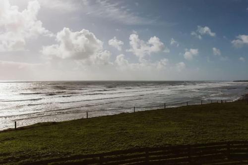 ABC on Wanaka Bay - beachfront home w. ocean views