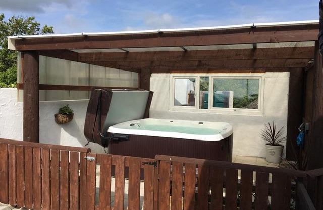 Abersant Cottage, Pet friendly, Hot Tub, Close to Beach