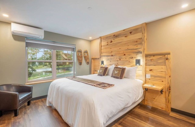 AC, K Bed, Fireplace, Shared Hot Tub - Lodge 204