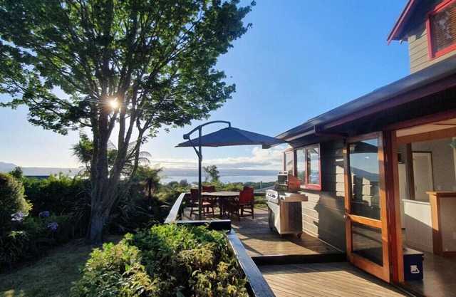 Acacia Bay Retreat | Stylish Family Getaway with Fireplace & Lake Views