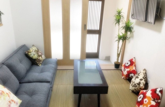 Accommodates 6 people, 45 ㎡ renovated on 2 floors, 3 min. walk from station, 5 min. to USJJ, 5 min. to Umeda, 8 min. to Namba by train, Wifi