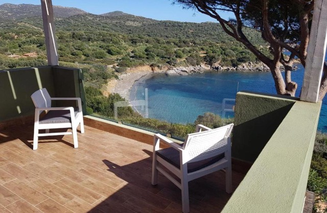 Accu is Prezzus D fronte mare