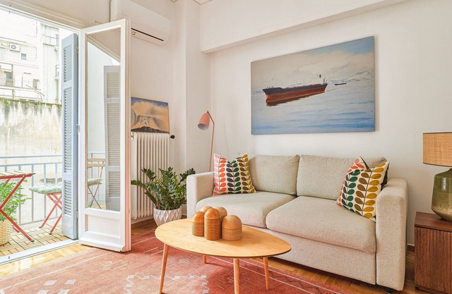 Acropolis, Bright, Calming Retreat with Balcony