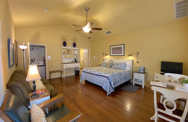 Across Street From Comal River, 1 Block To Schlitterbahn, 3 Blocks To Downtown