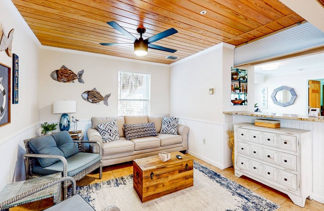 Across street from Gulf with balcony & central AC - dog/snowbird-friendly
