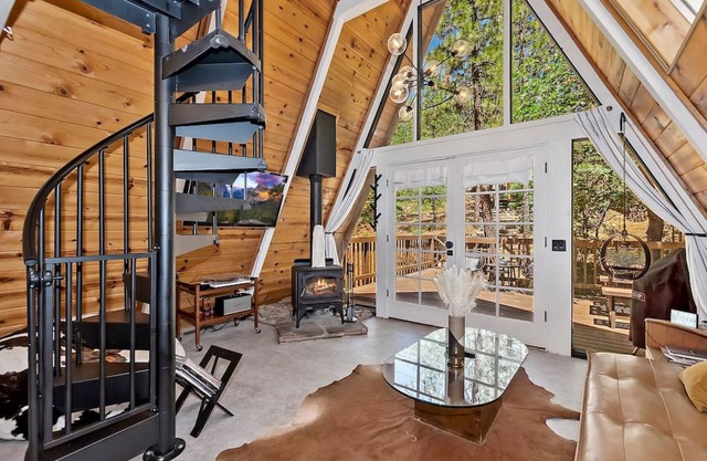 Acute A-frame Cabin w/WiFi, close drive to lake!