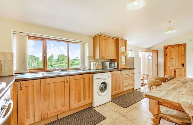 ADA'S COTTAGE, romantic in Kirkby-In-Furness
