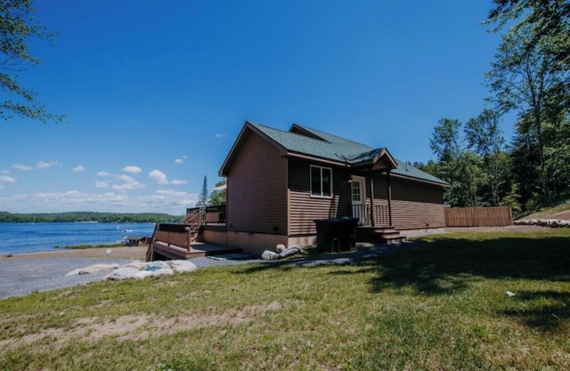 Adirondack Lakeside Lodge w/private beach/dock, SUP, wraparound deck, firepit