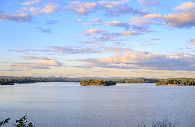 ADIRONDACK LUXURY LAKEFRONT VILLA WITH HOTUB (NEW BUILD)