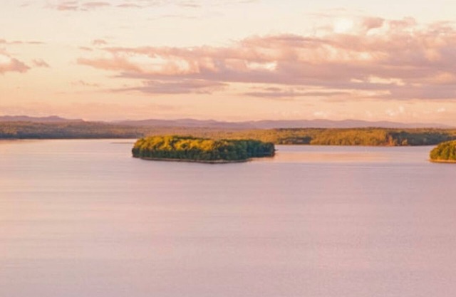 ADIRONDACK LUXURY LAKEFRONT OASIS WITH HOT TUB ‘NEW BUILD’