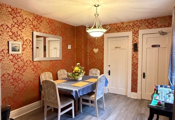 Adorable 2-bedroom unit with jacuzzi beside falls