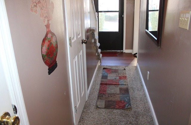 Adorable 2-bedroom 1.5 bath close to restaurants, grocery stores, shopping