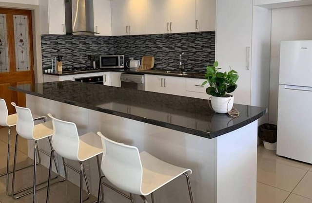 Adorable - 3 BR guest house close to Melb Airport