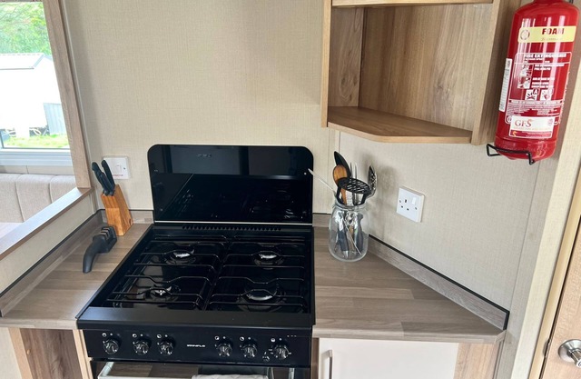 Adorable Caravan in Newquay Bay Resorts NB98