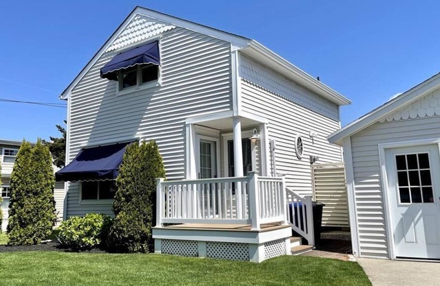 Adorable cottage on shared lot, private balcony