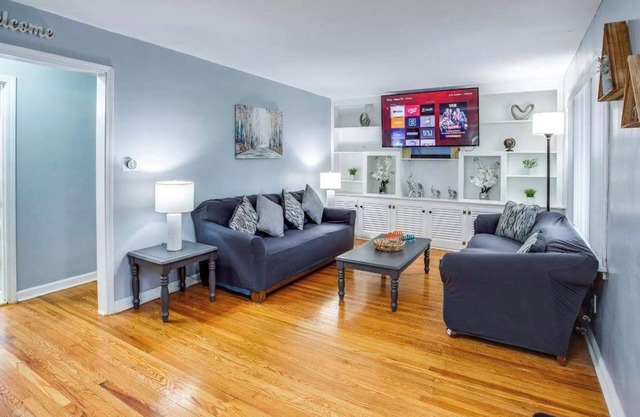 Adorable&Cozy Suburban Home Mins from Dwtn/Airport