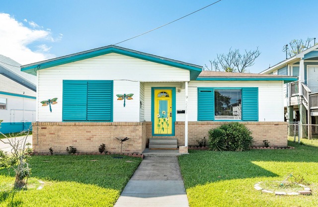 Adorable house with enclosed yard, firepit & central AC - snowbird-friendly