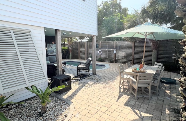 Adorable Laguna Beach Cottage -West end PCB- 2 Bedroom & 2 Bath. Private POOL!