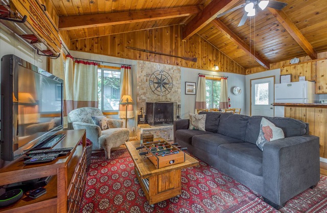 Adorable mountain home in great location with yard - dog-friendly