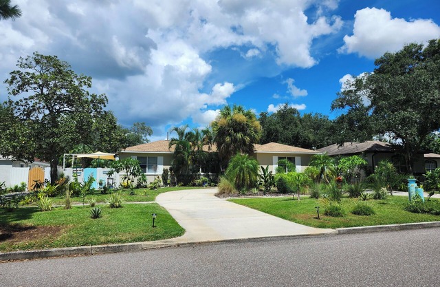 Adorable sunny priv. entrance suite & bathroom w/patio close to beach & center