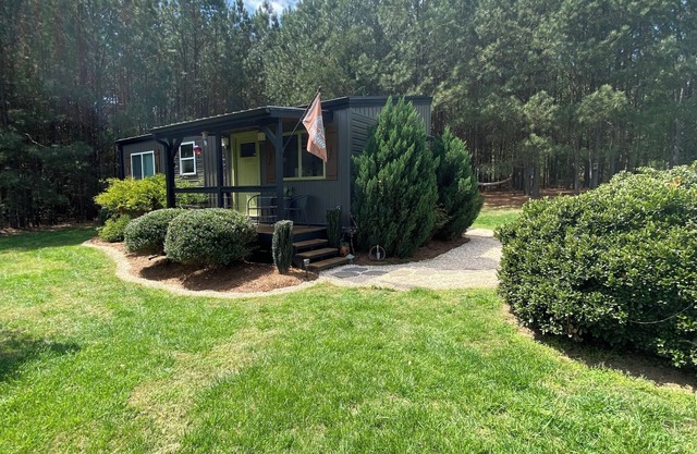 Adventurous tiny house! Located on 1 acre surrounded by evergreen forest