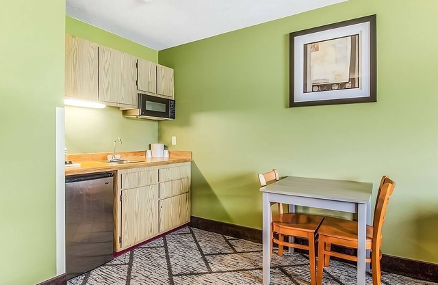 Affordability Meets Comfort in GuestHouse Poulsbo! Free Parking, Pet-friendly