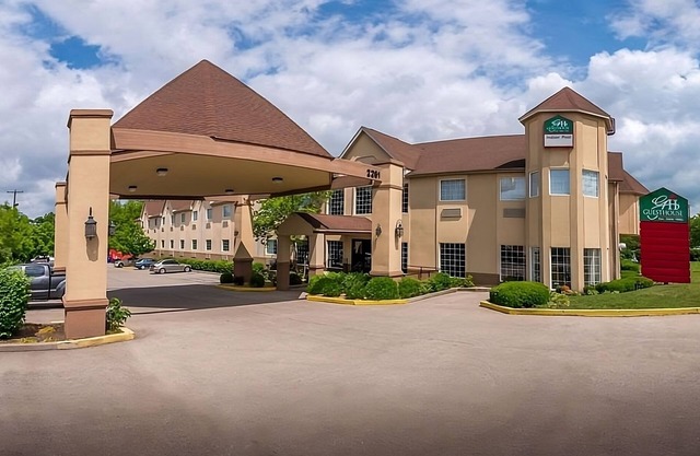 Affordable Getaway! Free Parking, Free Breakfast, Pool, Near Castlewood Park