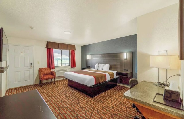 Affordable King Room – Rest Well After Exploring Killeen’s Dining & Attractions