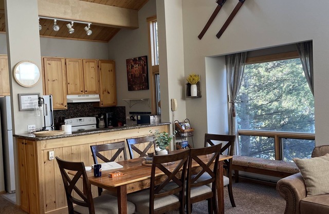 Affordable Luxury 2BR/2BA Condo with View. Walk to Slopes/Town