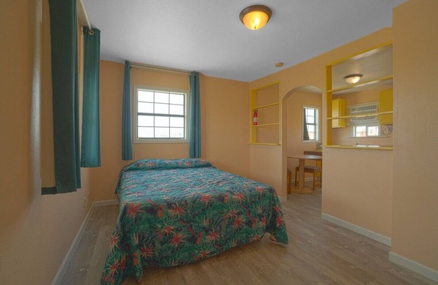 Affordable Room Near Aquarium – Pets Allowed + Free Parking