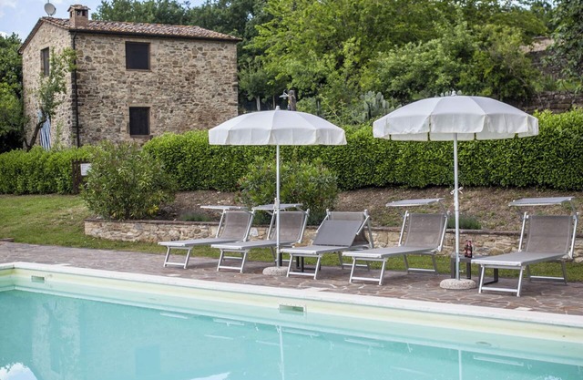 Agro-organic Tuscan farmhouse with private pool and garden, silence and nature