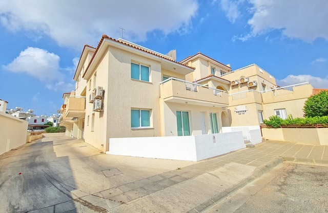 Aigli flat: A spacious, tranquil flat close to the beach, overlooking the pool.