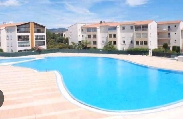 Air-conditioned 2-room apartment with swimming pool and tennis court
