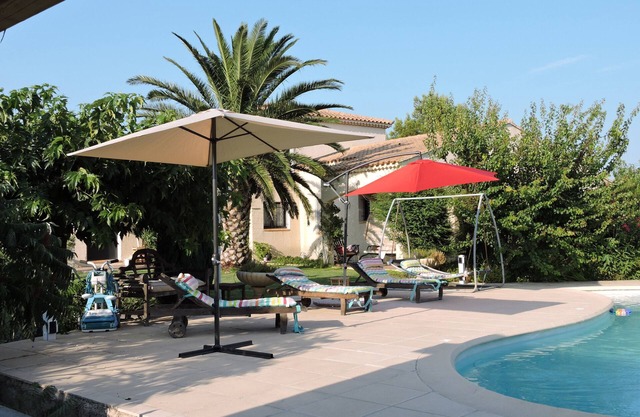 Air-conditioned apartment with swimming pool EYRAGUES in lush greenery