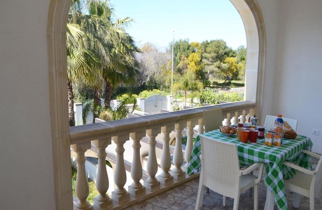 Air-conditioned Apartment Near The Beach With Spacious Balcony & Garden; Pets