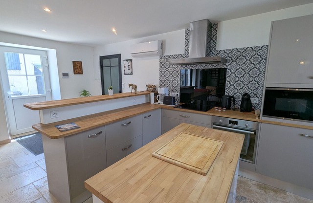 Air-Conditioned Cottage with Garden in Tavers