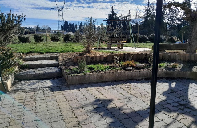 Air-conditioned, fenced-in, comfortable Provence gite close to shops.