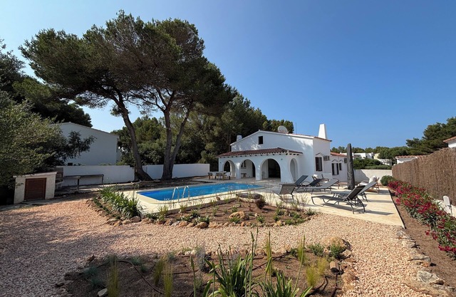 Air-conditioned villa with private pool and large garden