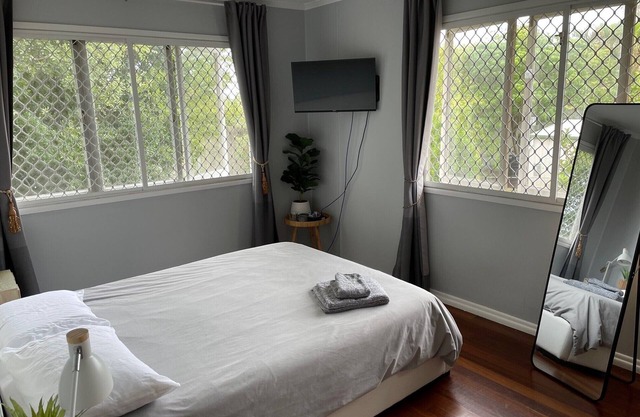 Airy and Charming Beach Style House 400m From Train Station and 1.5km From Ocean