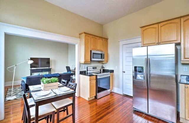 Airy apartment in historic Springfield