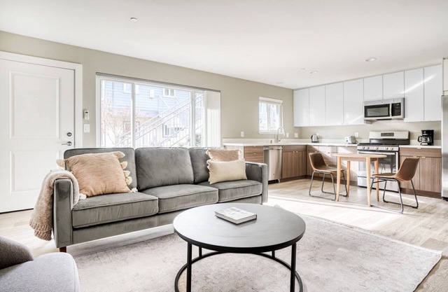 Airy Campbell 1BR w/Gym, Pool & Hot Tub, walk to WF & TJ, by Blueground